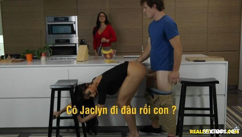 เล่นกับเพื่อนสนิทของแม่ Vietsub