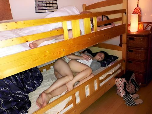 자고 있는 내 애인의 여동생과 빌어먹을...